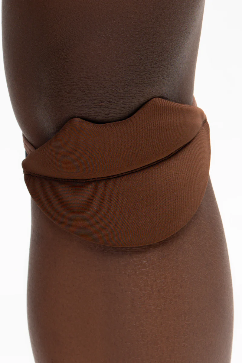 Queen Wear Slides Lips Kneepads 2.0 - Cacao - Image 4