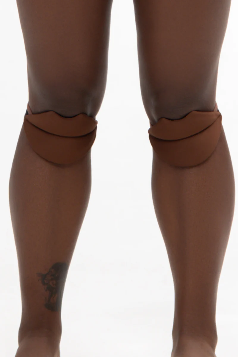 Queen Wear Slides Lips Kneepads 2.0 - Cacao - Image 5