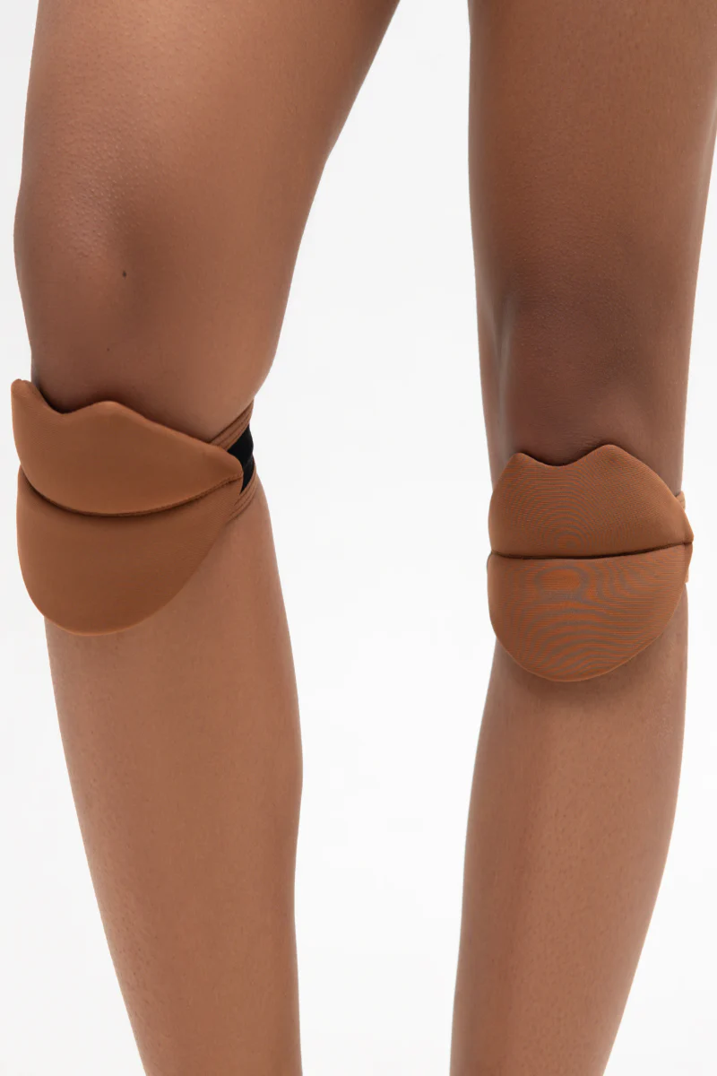 Queen Wear Slides Lips Kneepads 2.0 - Mocha