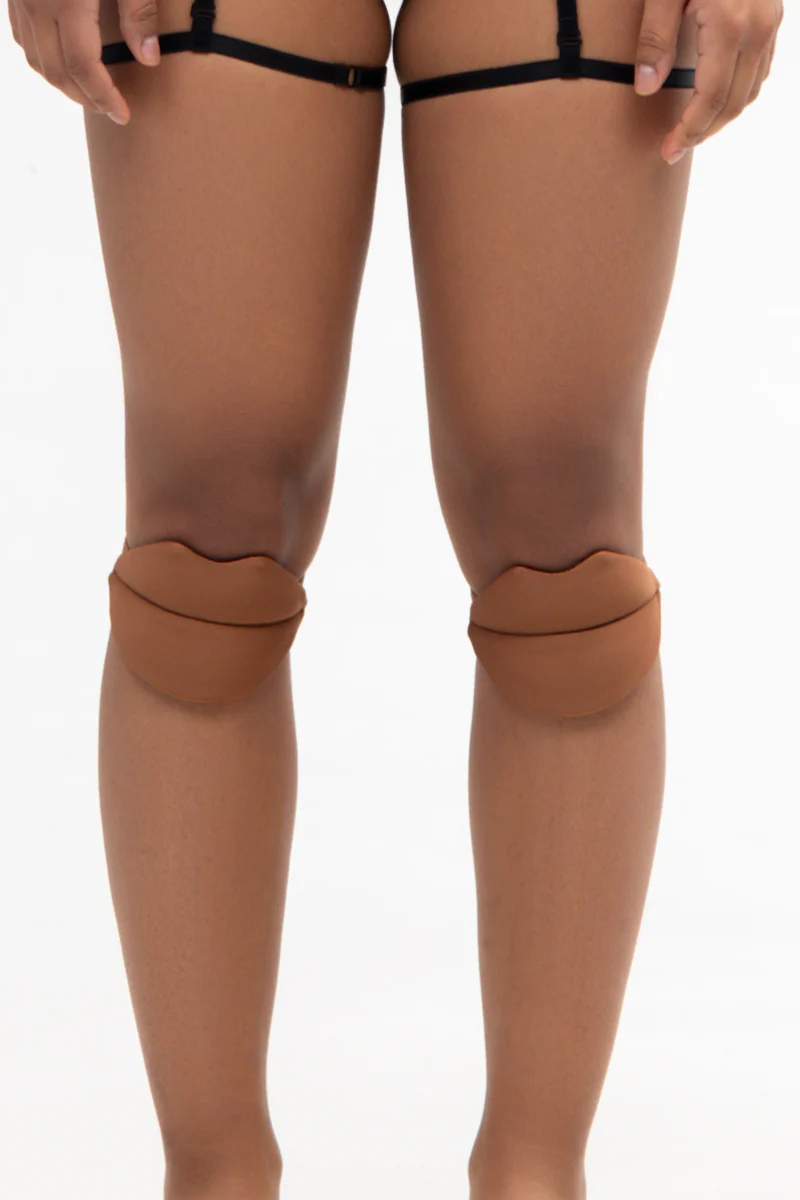 Queen Wear Slides Lips Kneepads 2.0 - Mocha - Image 4